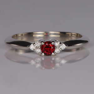 one stone mother's ring in white gold with diamonds